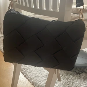 Handväska - Verkligen jättebra skick! Svart handväska med guldiga detaljer! 