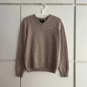 Hacket tröja - Säljer denna beiga pullover med v neck från hacket. Riktigt fräsch beige färg i högkvalitativt ull. Storlek S, skriv för mer bilder eller info. 