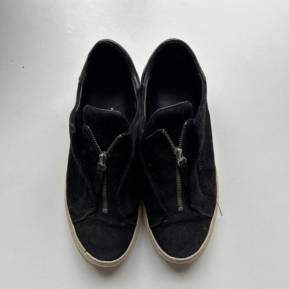 Arigato ”zip up”  Säljer då jag vuxit ur dem. Rätt smutsiga men med lite kärlek kan de bli betydligt bättre. Liten spricka på vänster sko, annars inga större fel på dem.. Skor.