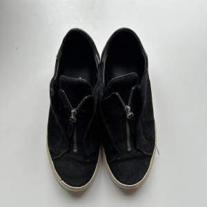 Arigato ”zip up”  Säljer då jag vuxit ur dem. Rätt smutsiga men med lite kärlek kan de bli betydligt bättre. Liten spricka på vänster sko, annars inga större fel på dem.