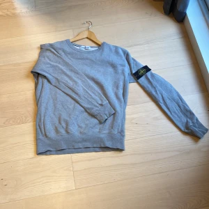 Stone island college tröja - Tja säljer min Stone island som jag inte änvänder längre köparen står för frakten 🚚 köpte denna på nk för ca 1-2 år för 2500 sedan men den har bara legat i min garderob denna är i storlek s-m kontagta mig om ni har några frågor 