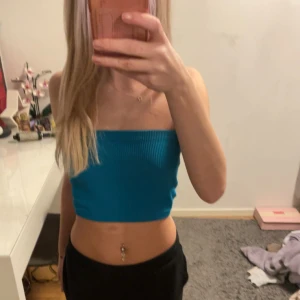 Blå tubetop - Blå tubetop ifrån pull&bear, i storleken XS/S💕