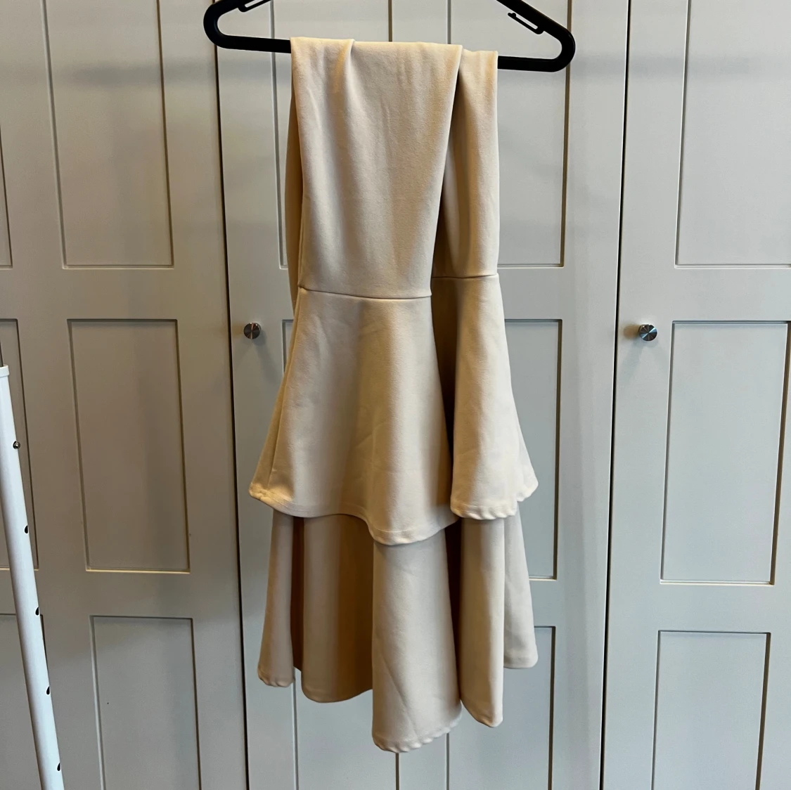 Offshoulder balklänning med volang  - 91