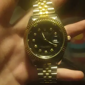 Möts i Halmstad/oskarström Säljer nu min rolex klocka då den är förstor på min handled den har inga skador o zer som ny😀😃