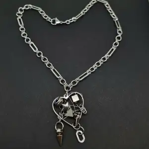 Handgjort unik  halsband och exklusiv design🖤Följ :@ekjewelryofficial🤲  🔗⛓️Material- rostfritt stål. Längd: 40cm. 