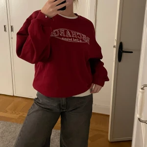 Röd sweatshirt  - Röd sweatshirt från Gina i Storlek L.