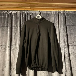 Zip-hoodie - En zip-hoodie i ganska bra skick, tröjan är i storlek S.