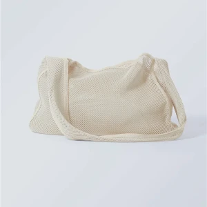 Nätväska - Tyväska/nätväska från Weekday. Använd 2 gånger så i nyskick. Beige 150kr