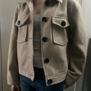 Jag säljer en superfin beige vår jacka från Vero Moda. Säljer för 200 men pris går att diskuteras. 