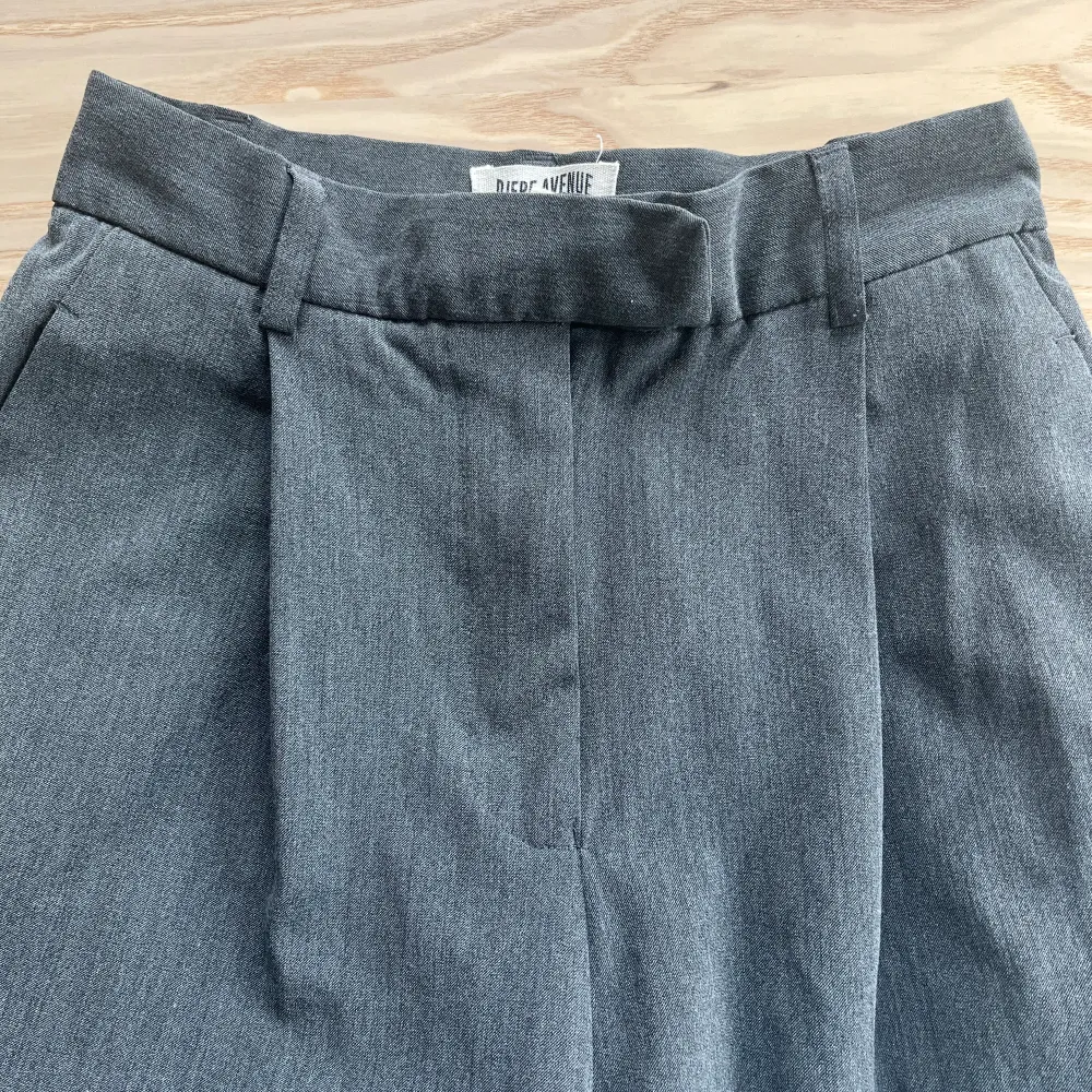 Djerf Avenue Favorite Pants Grey xxs (stor i storlek passar xs) kostymbyxor. I bra använt skick, jag hittar inget att anmärka på. Nypris 1500kr. Möts upp i Stockholm/odenplan eller skickas. . Jeans & Byxor.