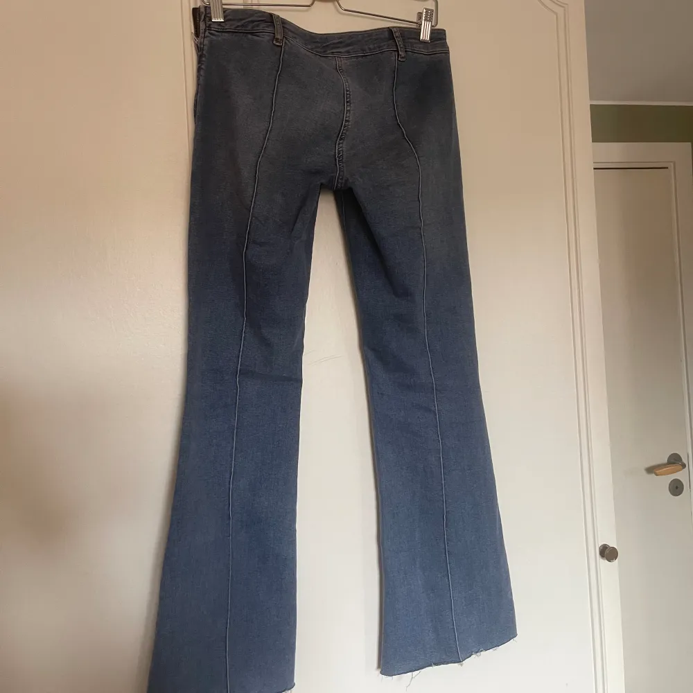 Super coola jeans med söm i blå tvätt 💙 . Jeans & Byxor.