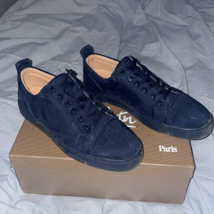 Loubs  - Tjena säljer nu mina loubs då de nt passa mig så bra  det är storlek 42 men skulle säga att de passar 42,5-43 kan tvätta de nogrannt innan de skickas  kvitto o allt medföljer⭐️ byte kan även vara intressant  kontakta mig ifall du undrar över något☺️