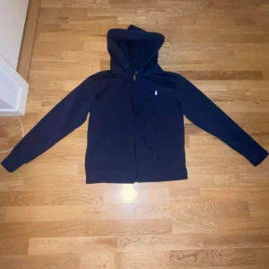 Mörkblå Ralph luren kofta - Storlek S | Skick 9/10 änvänd 1 gång | pris kan diskuteras | Skriv om ni funderar om något |