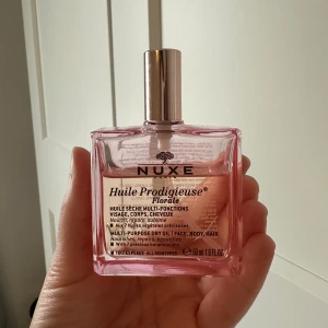 NUXE torrolja - NUXE Huile Prodigieuse Dry Floral 50 ml i fräscha blommiga doftnoter av grapefrukt, magnolia och mysk. 