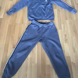 Äkta moncler sett - Fick i present men för stor för mig. Det är ett äkta monclet sätt och kan köpas för 3500 för hela sättet eller 2000 för ett plagg. 