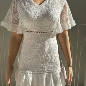Vit klänning  - Supersöt sommarklänning som passar perfekt till studenten eller skolavslutningen!