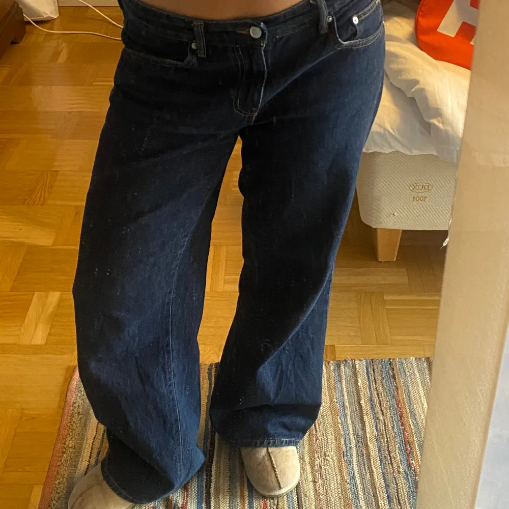 Low Wide Jeans från Gina Tricot i mörk tvätt, knappt använda. Nypris 499kr. Är i storlek 40. Kan mötas upp i Stockholm, annars står köpare för frakt. . Jeans & Byxor.
