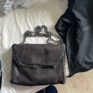 Väska  - Säljer denna liknande Stella McCartney väska då jag inte andvänder den, har andvändit den få tal gånger, skriv för intresse!💓
