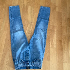 Neuw relaxed fit - En liten fläck på vänster ben