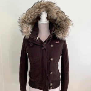 Hollister jacka  - Jätte snygg brun jacka hollister! Storlek S⋆˙⊹❀ ♡ använd gärna köp nu! 