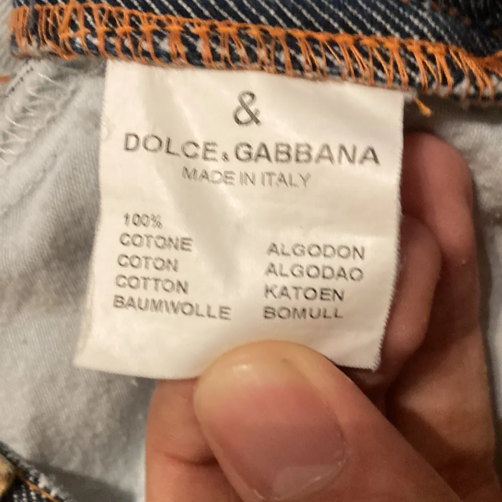 Jeans från Dolce & Gabbana i storlek 52. Säljer för att de är lite för stora för mig, men kan tänka mig att vissa gillar passformen. Byxorna är i bra skick och fin kvalité.. Jeans & Byxor.