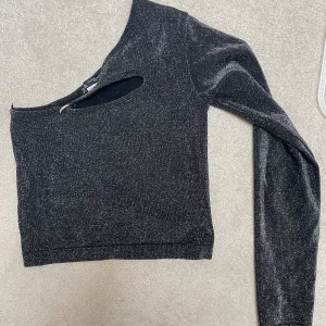 Topp Zara - Snygg glittrig topp från Zara! Den är i storlek M/L enligt lapparna, men den är extremt liten. Så jag skulle säga att den passar storlek S till och med XS! 🤍