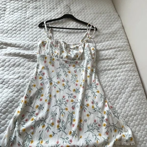 Sommar klänning -  Sommarklänning från H&M använd få gånger och i bra kvalitet