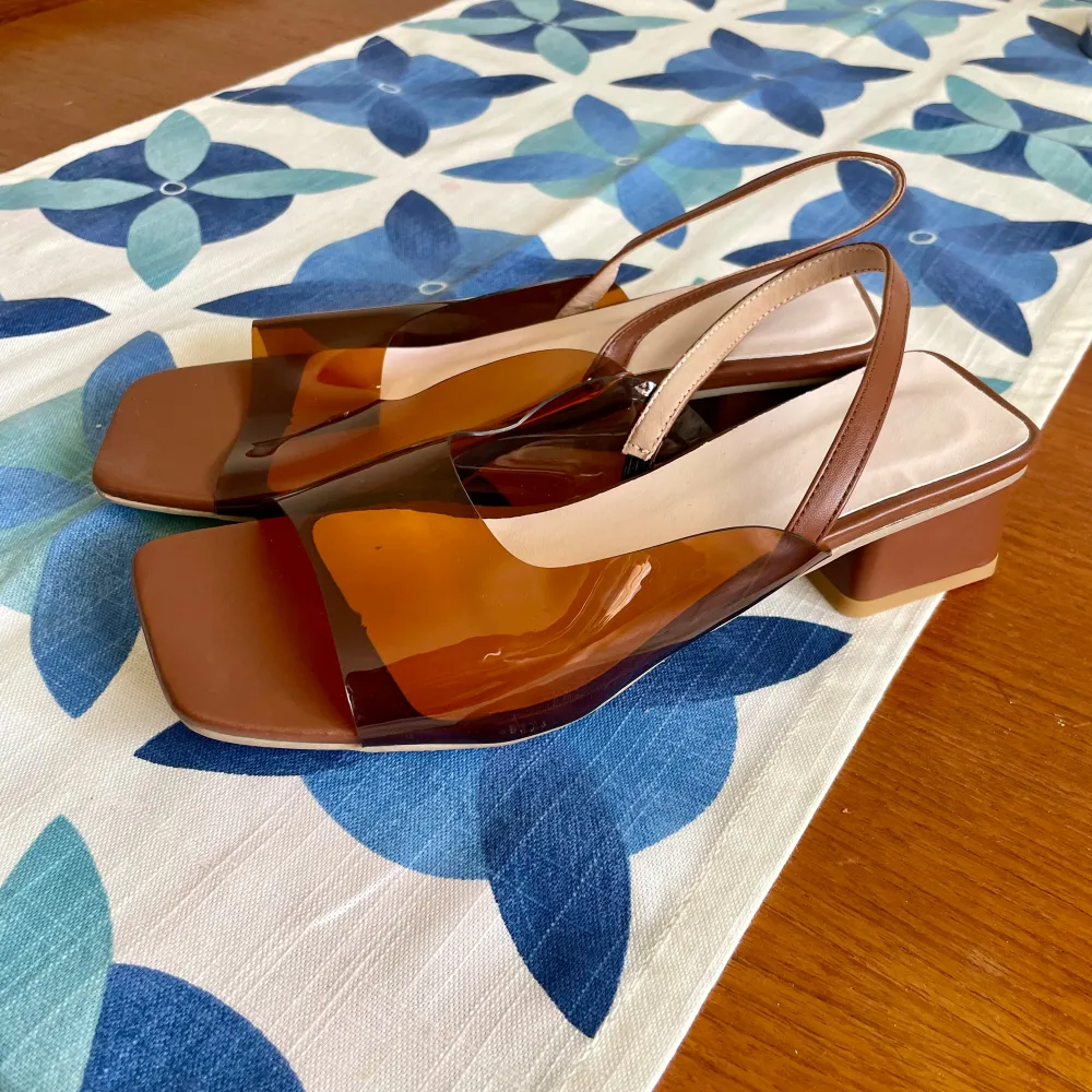 Jättefina bruna sandaletter perfekta till sommaren! Skriv om du har några funderingar💕. Skor.