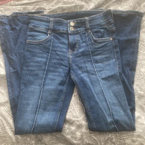 Jeans - Säljer nu dessa fina jeans med en fin detalj längst med benet, då dom inte passar mig 💕