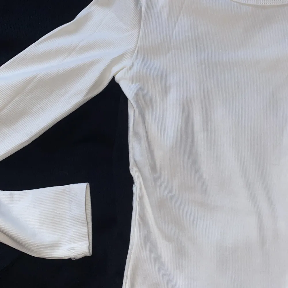 Två likadana tröjor från Gina, den svarta är xs och den vita är xxs, båda är endast testade, köpte i vintras men har aldrig använt, 180kr för båda eller 100kr styck, skriv för frågor eller fler bilder. Tröjor & Koftor.
