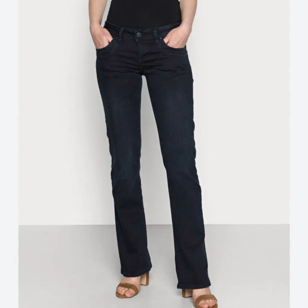 Säljer de här lågmidjade ltb jeansen i modellen valerie och är i färgen mörkblå. De är i jättebra skick. Skriv för fler bilder🤗🤗🩷. Jeans & Byxor.