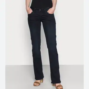 Säljer de här lågmidjade ltb jeansen i modellen valerie och är i färgen mörkblå. De är i jättebra skick. Skriv för fler bilder🤗🤗🩷