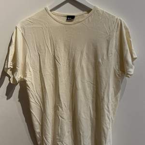 Säljer ut kläder som ej kommer till användning längre. Säljer en ljus gul t-shirt i storlek M. Skicket är bra då den knappt är andvänd. 
