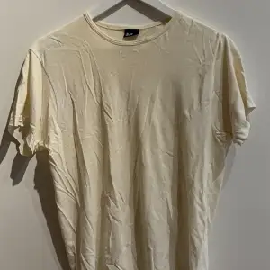 Säljer ut kläder som ej kommer till användning längre. Säljer en ljus gul t-shirt i storlek M. Skicket är bra då den knappt är andvänd. 
