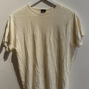 T-shirt  - Säljer ut kläder som ej kommer till användning längre. Säljer en ljus gul t-shirt i storlek M. Skicket är bra då den knappt är andvänd. 