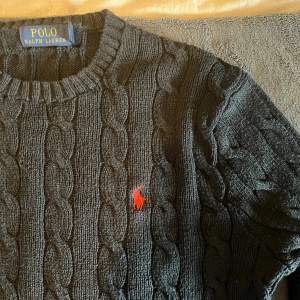 Säljer nu denna snygga stickade Ralph Lauren tröja, bra skick. Perfekt till våren och sommaren men även vintern och hösten. Nypris: ca 2000kr. Mitt pris: 699kr. Priset går absolut att diskutera, tveka inte på att höra av dig vid minsta lilla fråga! 