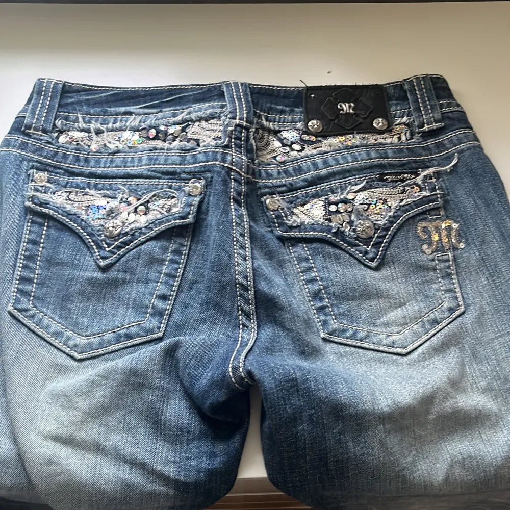 Säljer nu dessa lågmidjade jeans då dem är förstora för mig!💗paljetter med mera så är fastsytt<3 storlek 29 så passar S/M!  Använda typ två gånger så ej tecken på slit eller märken, hör av er vid frågor samt intresse🫶 Pris går att diskutera💗. Jeans & Byxor.
