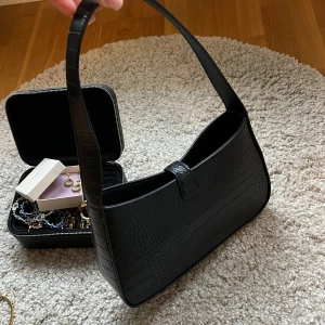 Handväska - Söt handväska från H&m💕💕💕Knappt använd💕