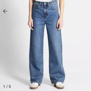 Fina högmidjade jeans från lager 157 i storlek S. OBS: kan vara en centimeter eller två fel. Passar mig som är 171cm lång, men lite tajt i midjan som har 74 i midjemått och 85 i höft mått🫶🏻 köp helst med köp nu