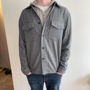 Overshirt - Grå overshirt från Arket i storlek large. Riktigt najs till våren. 