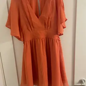 Jättefin klänning som tyvärr inte kommer till användning så mycket längre. Perfekt nu till sommaren och har en jättefin orangea färg. Pris går att diskutera, skriv vid frågor/ fler bilder🩷🩷