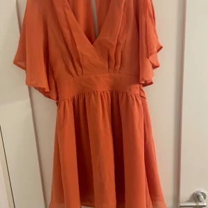 Klänning  - Jättefin klänning som tyvärr inte kommer till användning så mycket längre. Perfekt nu till sommaren och har en jättefin orangea färg. Pris går att diskutera, skriv vid frågor/ fler bilder🩷🩷
