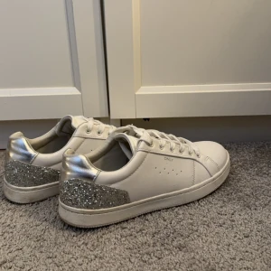 Sneakers  - Super snygga sneakers ifrån Only med silver detaljer, storlek 39! Endast använda en gång så dom är hela och i fint skick💗 