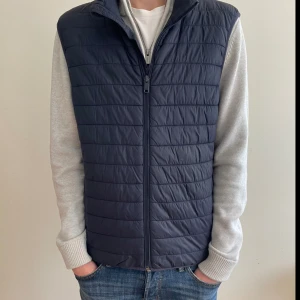 Väst - Svinsnygg mörkblå dunväst från zara i storlek M. Funkar prima nu inför våren. 