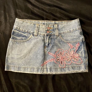 Jeans kjol - Jättesöt jeanskjol från 2000 talet, den är köpt i Brasilien🫶🏻kan gå ner i pris vid snabb affär. Midjemått 36cm tvärs över 