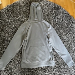 North face hoodie  - Säljer min Hoodie som fortfarande är i bra skick men som jag inte använder längre 