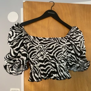 zebra topp - säljer denna zebramönstriga toppen🦓🦓sjukt cool och har bara använt en två gånger🔥🔥🙌🏼🙌🏼