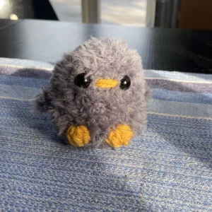 Fluffig kyckling  - En fluffig kyckling😭 säljer för 75kr💕