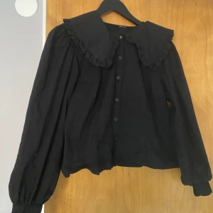 svart blus - jättefin svart blus ifrån hm🌟🌟!!! säljer då den inte kommit till någon användning därav fint skick☺️ liten i storleken nypris 349kr💕💕