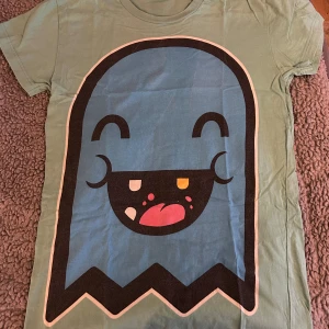 Drop Dead T-shirt - Ljusblå t-shirt från Drop Dead i Storlek M.